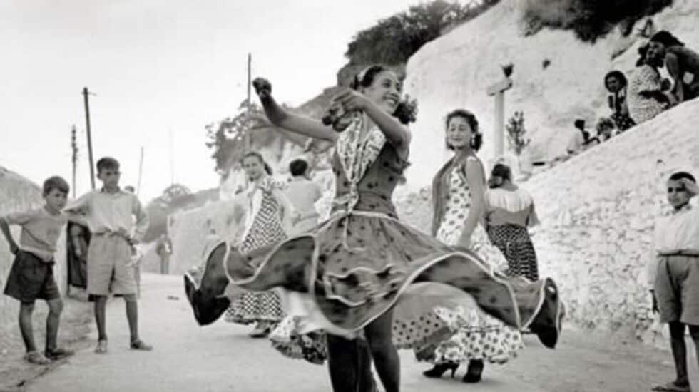 Gitanos bailando en una fotografía en blanco y negro