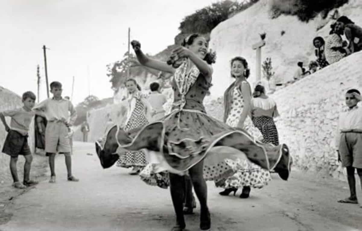 Gitanos bailando en una fotografía en blanco y negro
