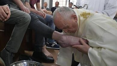 El Papa pasa casi tres horas en una cárcel romana y lava los pies a doce presos