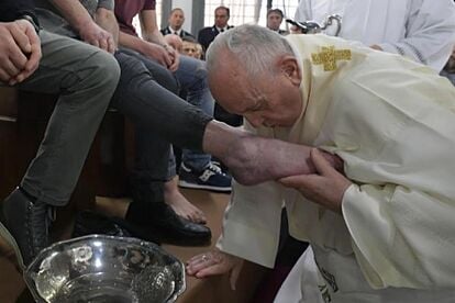 El Papa pasa casi tres horas en una cárcel romana y lava los pies a doce presos