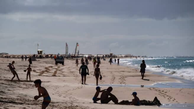 Numerosos turistas disfrutan del sol y el buen tiempo en la playa de Morro Jable, en Fuerteventura.
