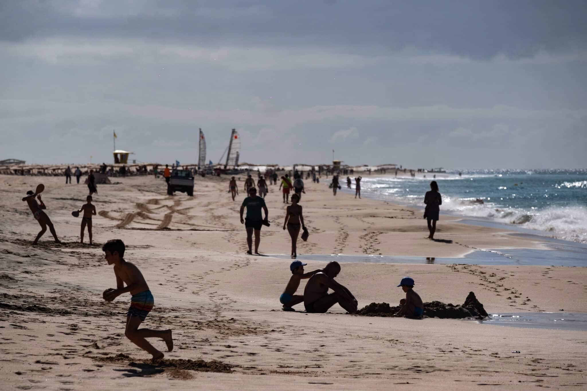 Numerosos turistas disfrutan del sol y el buen tiempo en la playa de Morro Jable, en Fuerteventura.