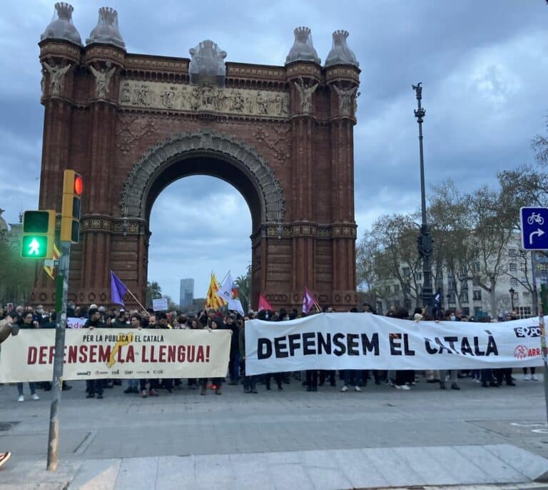 Alrededor de 1.700 personas se manifiestan en Barcelona por la escuela en catalán y contra la propuesta de ley
