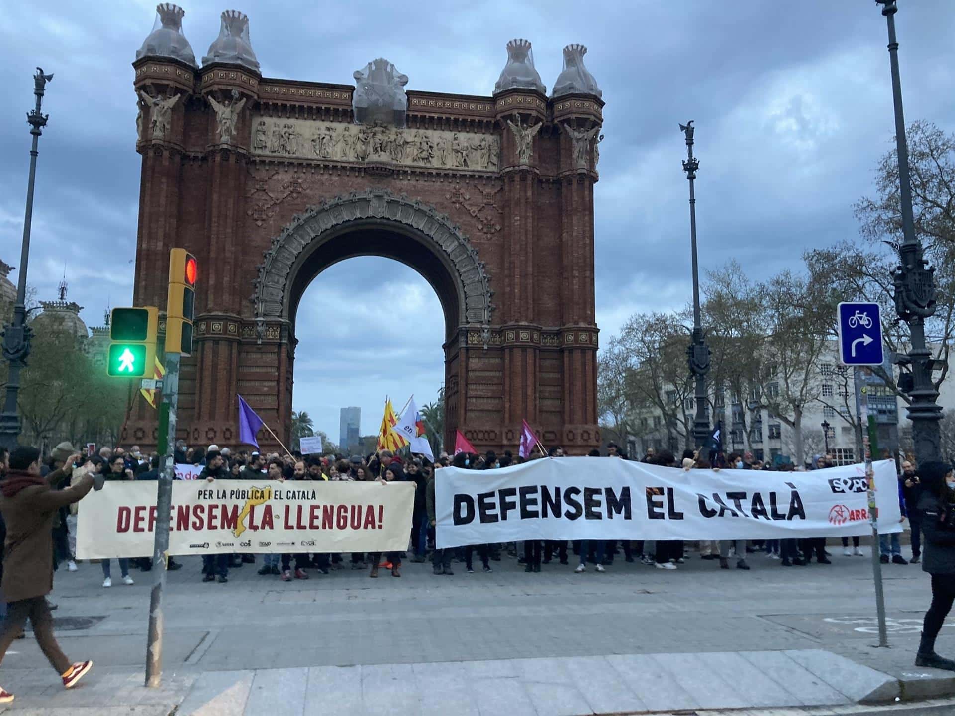 Alrededor de 1.700 personas se manifiestan en Barcelona por la escuela en catalán y contra la propuesta de ley