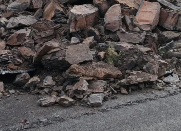 Un argayo corta la autovía A-8 en Ontón, el límite entre Cantabria y Vizcaya