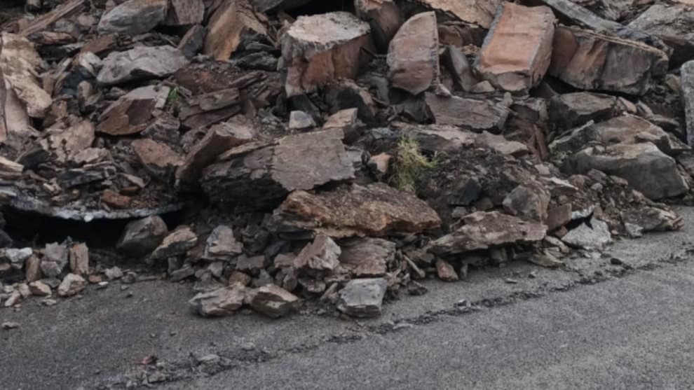 Un argayo corta la autovía A-8 en Ontón, el límite entre Cantabria y Vizcaya