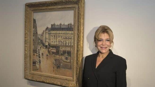 Carmen Thyssen, junto al cuadro de Camile Pissarro ’Rue Saint-Honoré por la tarde. Efecto de lluvia.