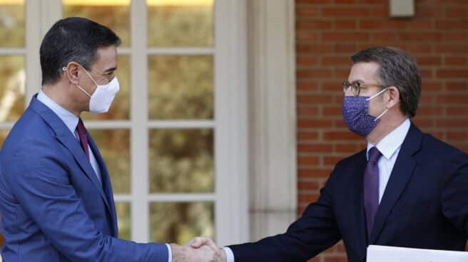 Propuestas económicas de Feijóo El presidente del Gobierno, Pedro Sánchez, recibe al nuevo líder del PP, Alberto Núñez Feijóo, este jueves en el Palacio de la Moncloa en Madrid.