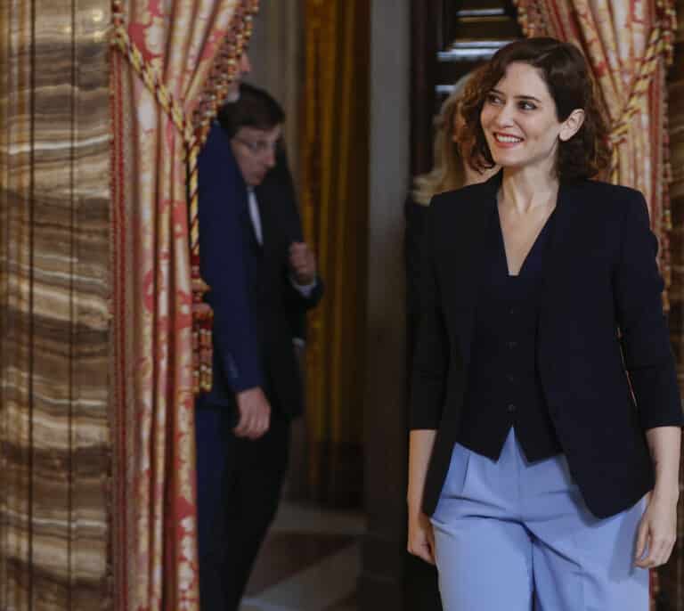 Ayuso recibe el Premio de Honor Villa de Humanes por el apoyo a los municipios durante la pandemia