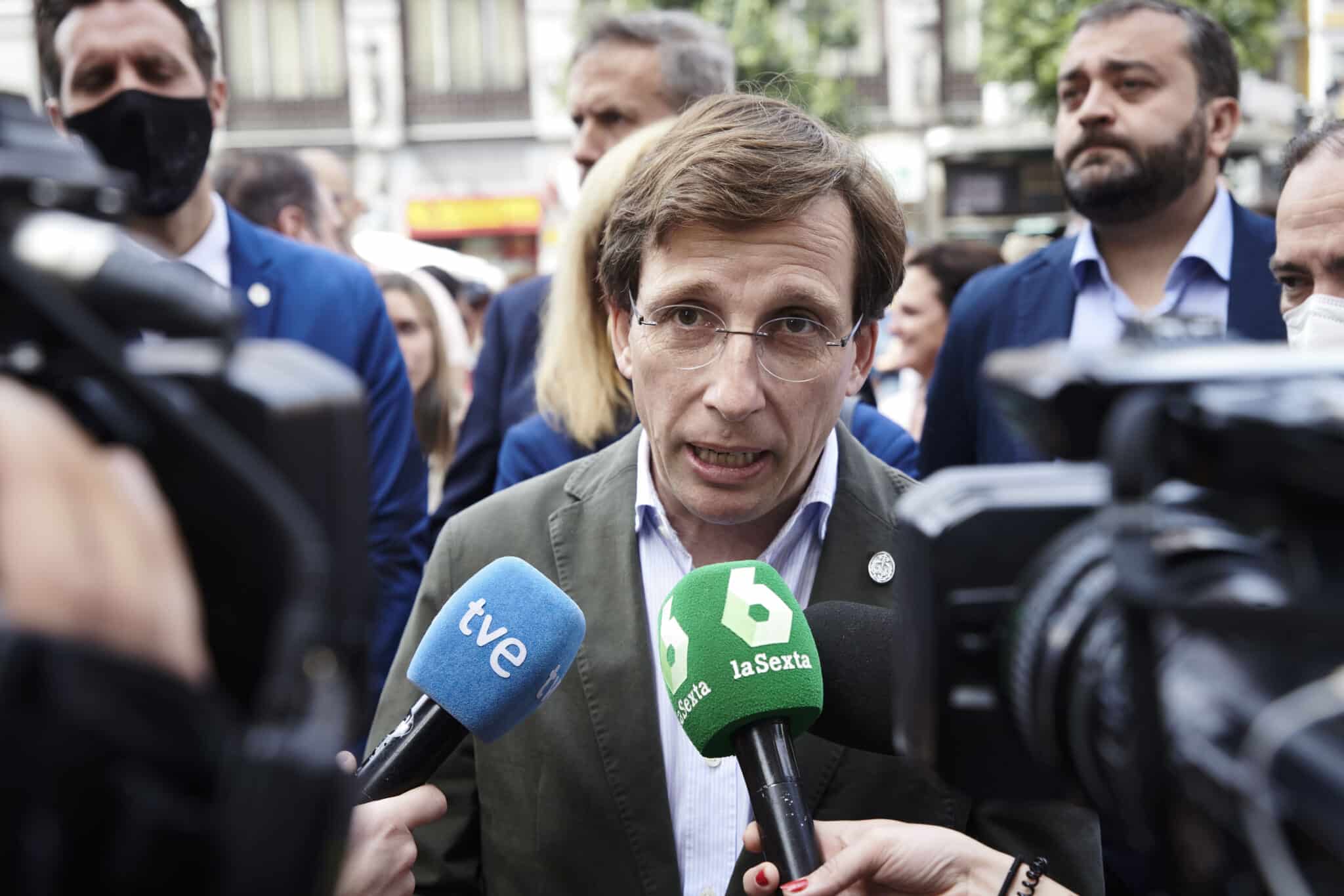 El alcalde de Madrid, José Luis Martínez-Almeida, hace declaraciones a los medios durante su asistencia a la Tamborrada del Domingo