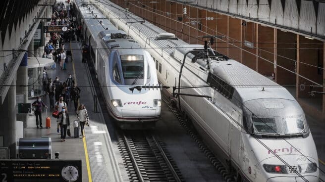 Dos trenes de Renfe en Sevilla. Dos trenes de Renfe en Sevilla.