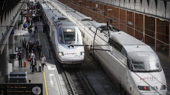 Dos trenes de Renfe en Sevilla.