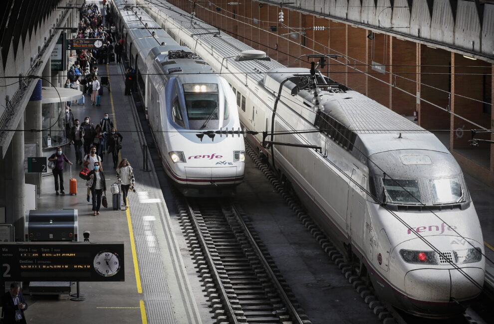 Dos trenes de Renfe en Sevilla.
