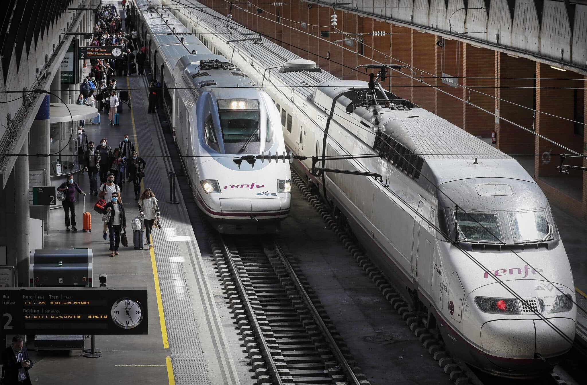 Dos trenes de Renfe en Sevilla.