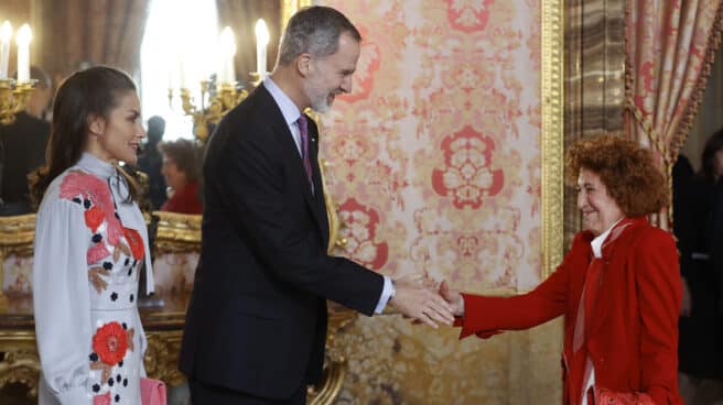 Los Reyes ofrecen un almuerzo a una representación del mundo de las letras Los reyes Felipe y Letizia saludan a la condesa de Gisbert, directora de la Real Academia de la Historia, antes del almuerzo que ofrecen este jueves