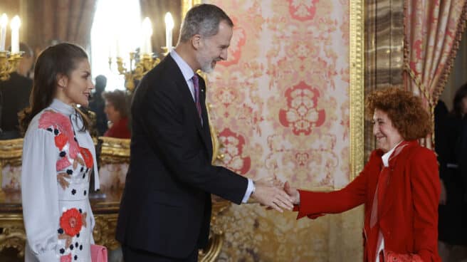 Los reyes Felipe y Letizia saludan a la condesa de Gisbert, directora de la Real Academia de la Historia, antes del almuerzo que ofrecen este jueves