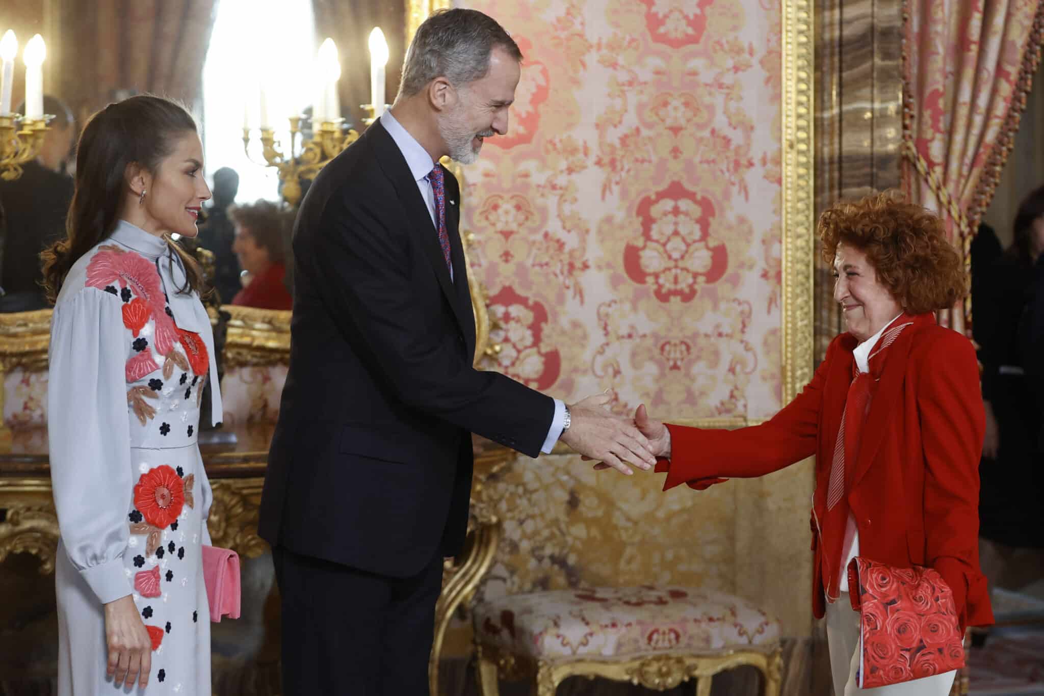 Los reyes Felipe y Letizia saludan a la condesa de Gisbert, directora de la Real Academia de la Historia, antes del almuerzo que ofrecen este jueves