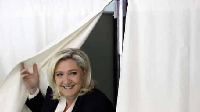 Marine Le Pen, después de votar en la segunda vuelta de las presidenciales francesas. Marine Le Pen, candidata de Reagrupamiento Nacional, vota en Hénin-Beaumont