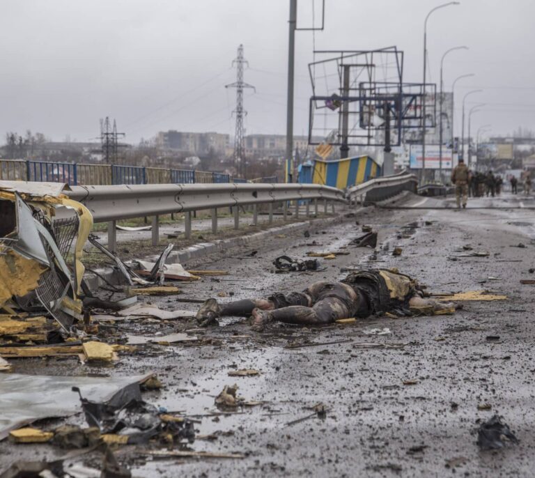 Ucrania informa del hallazgo de 410 cadáveres en las zonas recuperadas en la región de Kiev