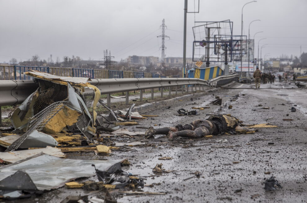 Un hombre yace muerto en la carretera de Bucha.