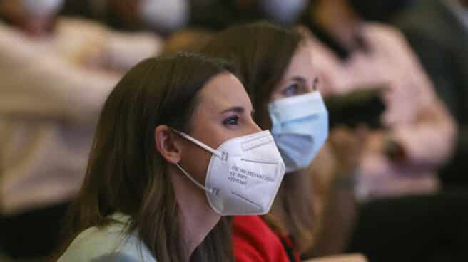 La ministra de derechos Sociales, Ione Belarra (d), y la ministra de Igualdad, Irene Montero (i), durante la presentación del libro 'Verdades a la cara'