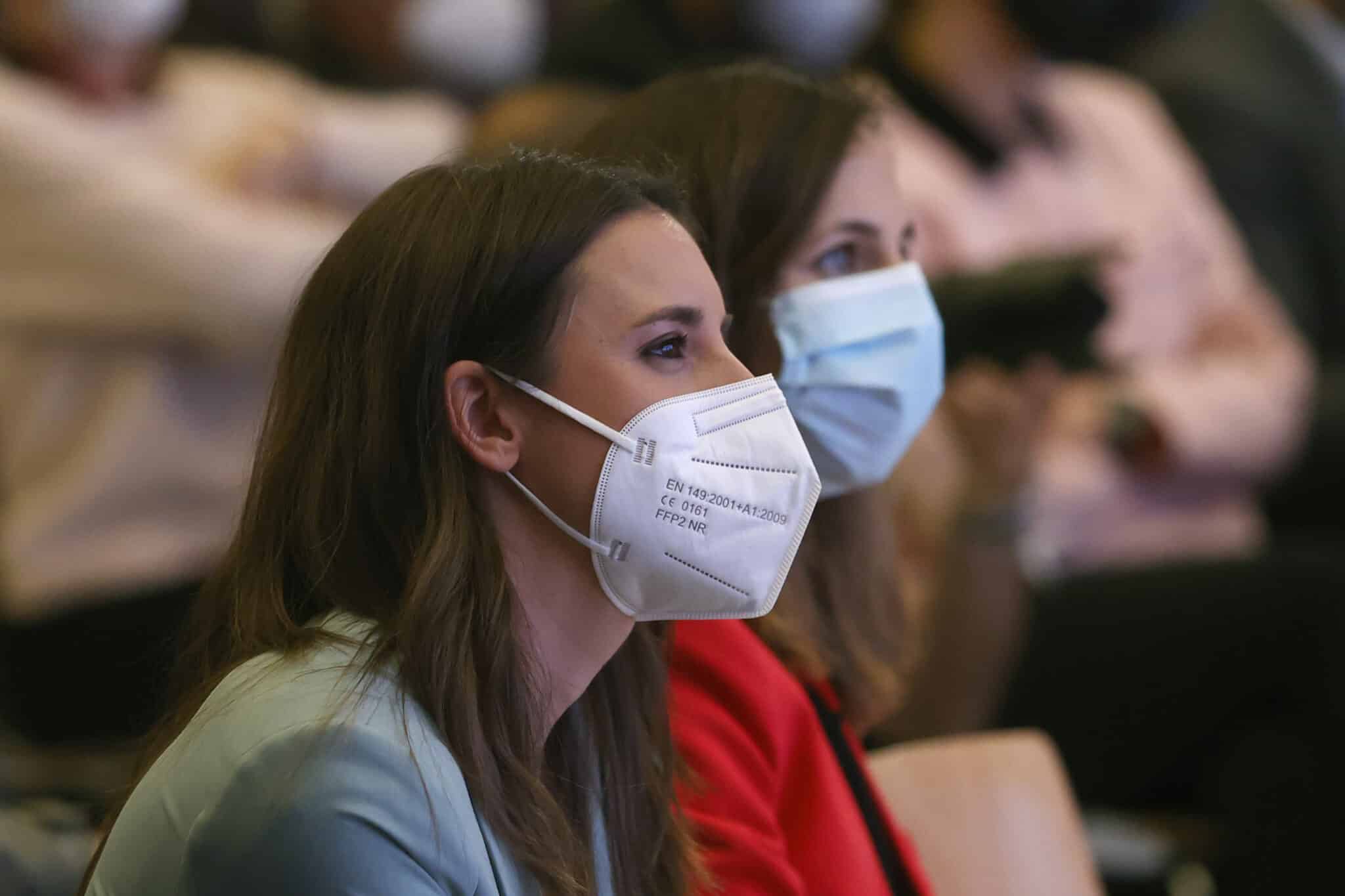 La ministra de derechos Sociales, Ione Belarra (d), y la ministra de Igualdad, Irene Montero (i), durante la presentación del libro 'Verdades a la cara'