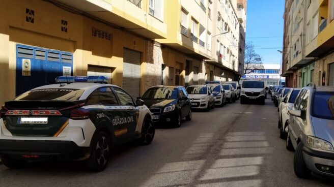 La Guardia Civil custodia el acceso al domicilio