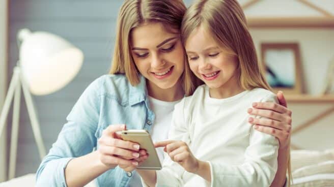 Madre e hija en la tienda de ropa para niños, telefoto