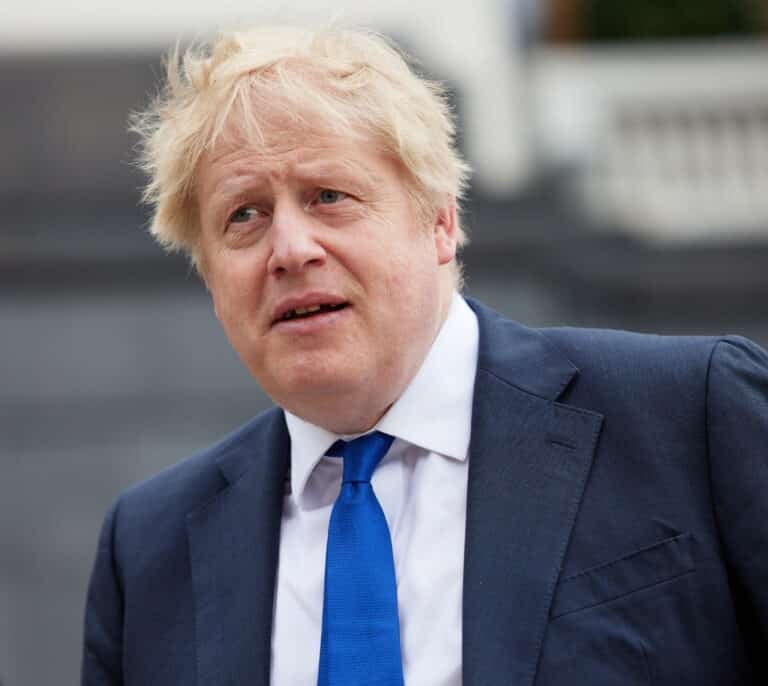Boris Johnson planea enviar a Ruanda a los inmigrantes que cruzan el Canal de la Mancha