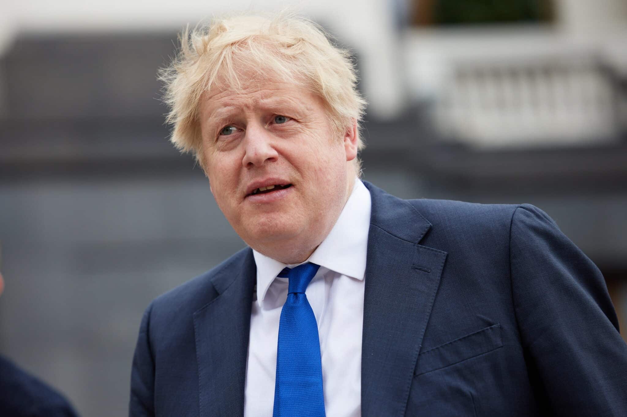 Boris Johnson planea enviar a Ruanda a los inmigrantes que cruzan el Canal de la Mancha