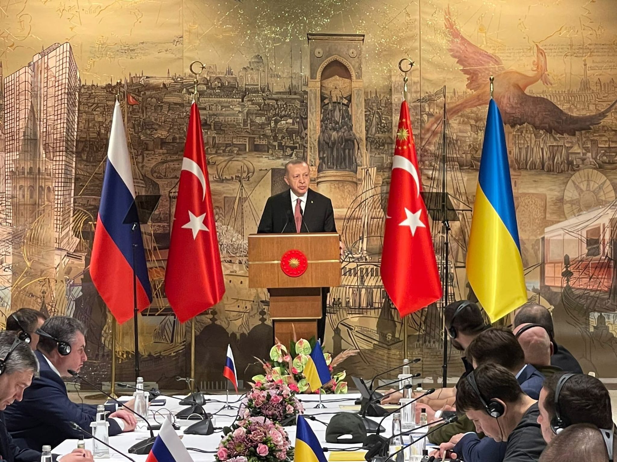 Erdogan preside las negociaciones entre rusos y ucranianos.