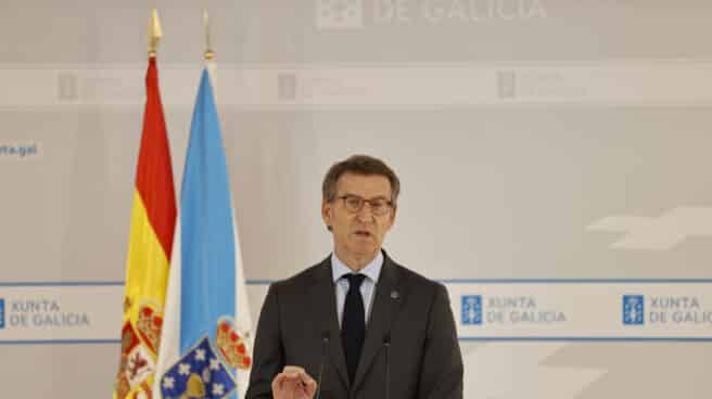 El presidente de la Xunta, Alberto Núñez Feijóo, comparece ante los medios de comunicación tras haber presidido este viernes la reunión semanal con su equipo de gobierno