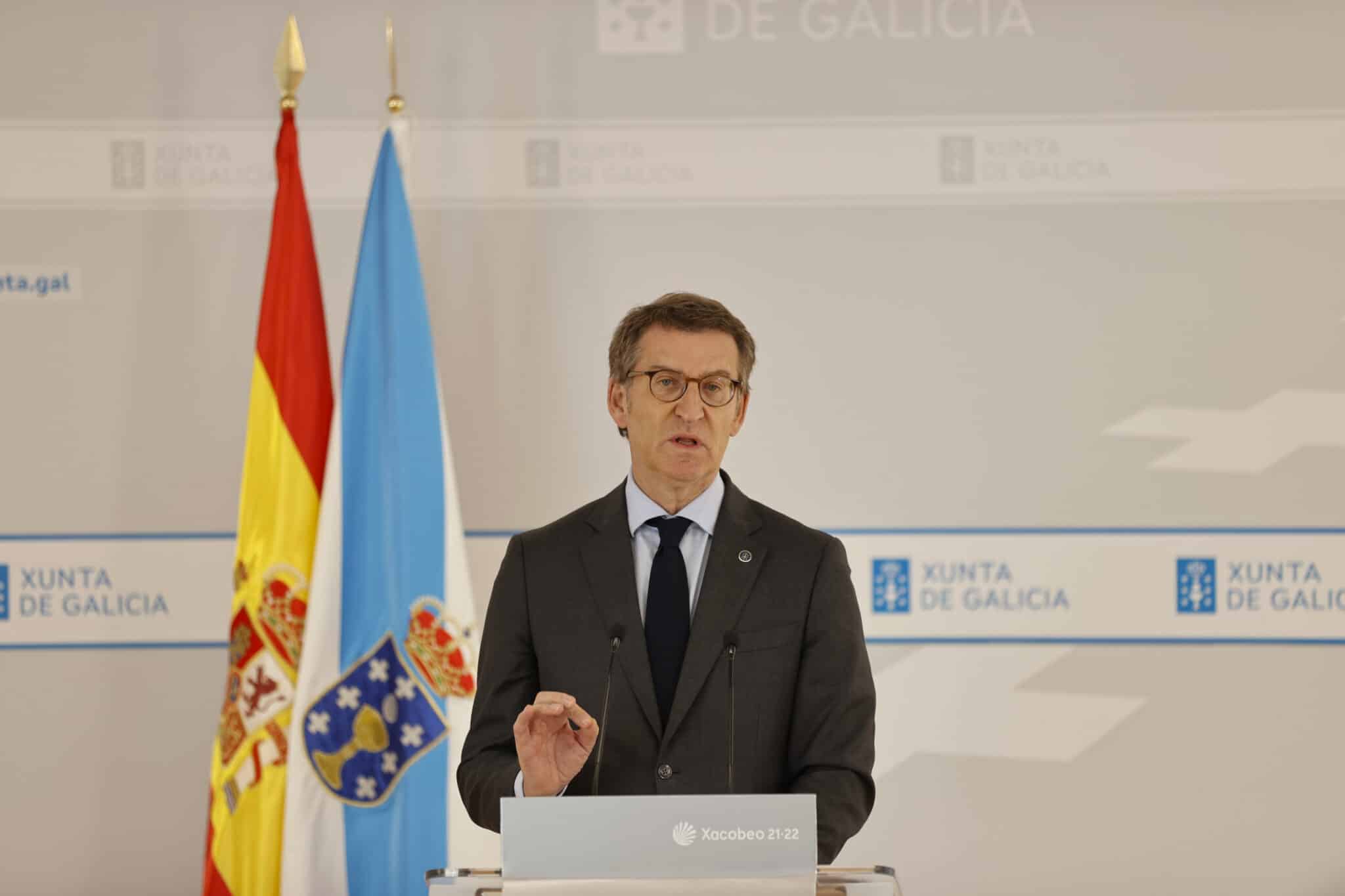 El presidente de la Xunta, Alberto Núñez Feijóo, comparece ante los medios de comunicación tras haber presidido este viernes la reunión semanal con su equipo de gobierno