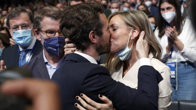 Pablo Casado y su mujer, Isabel Torres, se besan en el Congreso del PP.