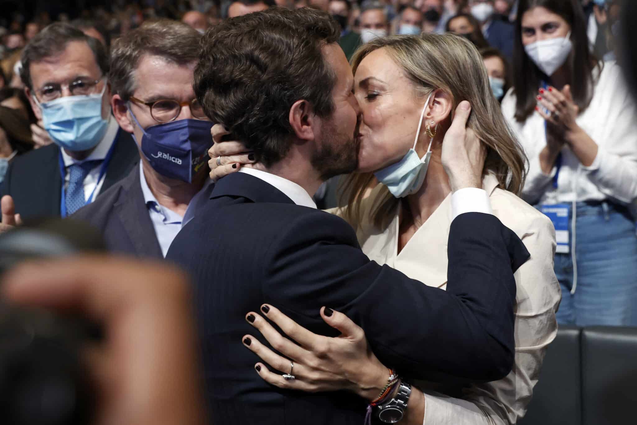 Pablo Casado y su mujer, Isabel Torres, se besan en el Congreso del PP.