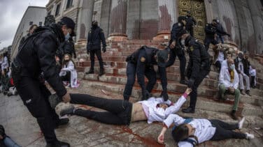 Activistas de 'Rebelión Científica' pintan de rojo la fachada del Congreso