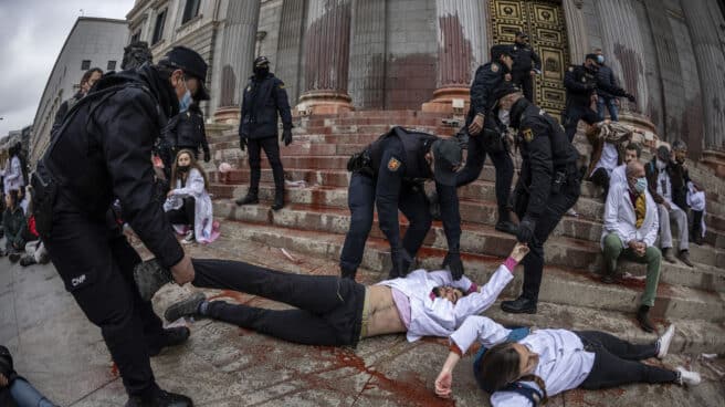 Activistas de 'Rebelión Científica' pintan de rojo la fachada del Congreso La Policía detiene a los activistas que han pintado la entrada del Congreso.