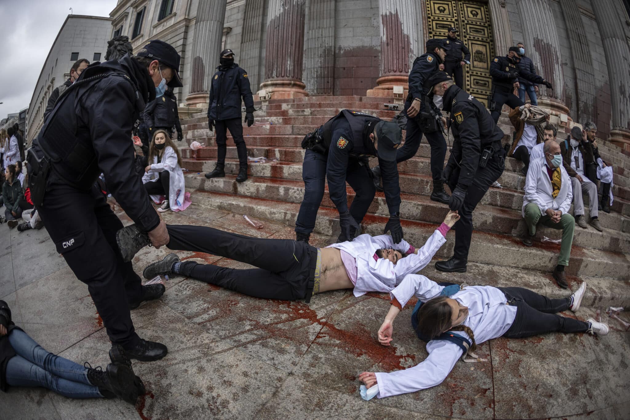 La Policía detiene a los activistas que han pintado la entrada del Congreso.