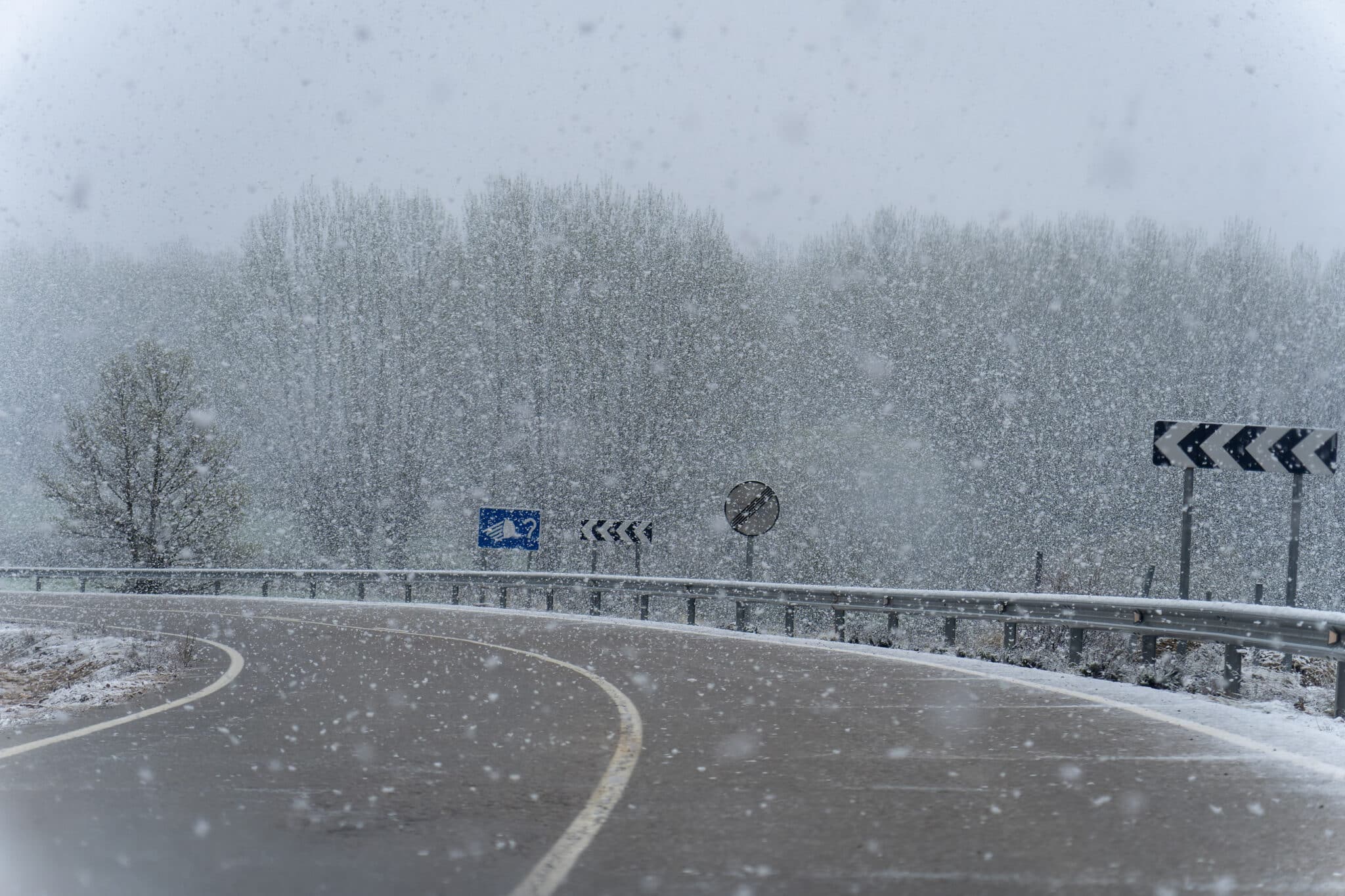 Vista de la carretera A1403 cerca de Hinojosa de Jarque (Teruel) durante la nevada caída este miércoles
