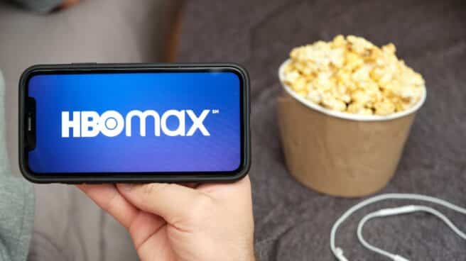 Persona viendo HBO Max con un cubo de palomitas