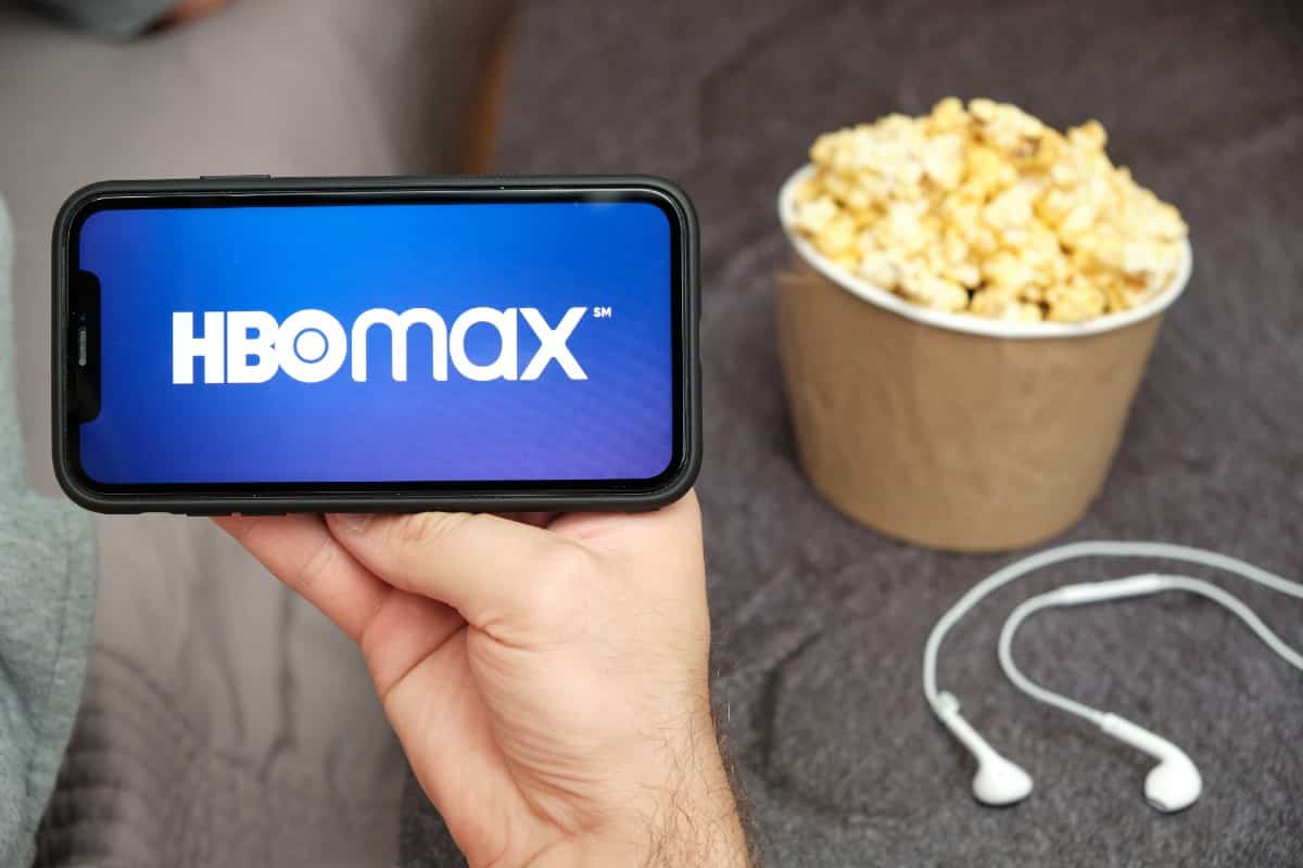 Persona viendo HBO Max con un cubo de palomitas