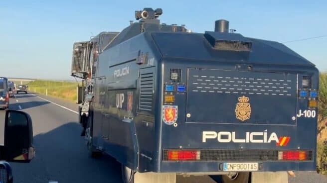 El camión 'lanza-agua' de la Policía, dirigiéndose este jueves a Sevilla.