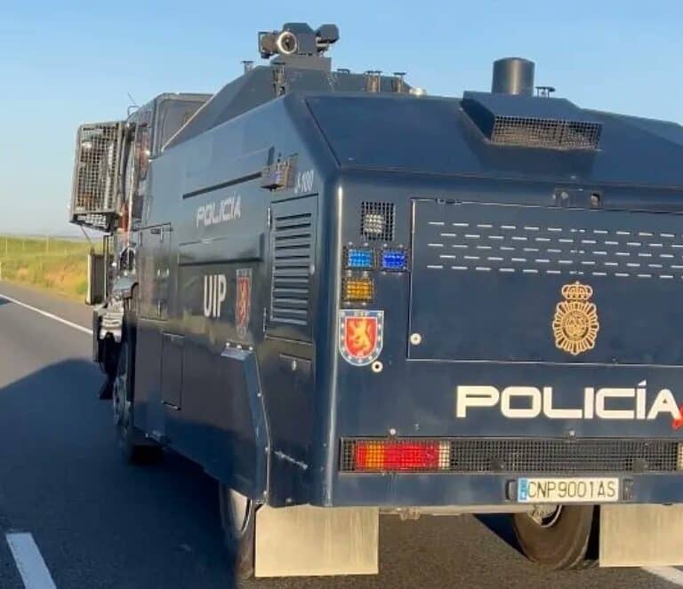 La Policía manda el camión 'lanza-agua' y la tanqueta a Sevilla por la final de la Copa del Rey