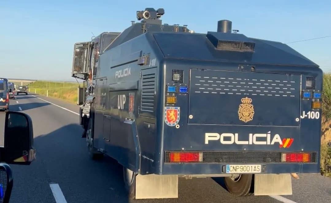 El camión 'lanza-agua' de la Policía, dirigiéndose este jueves a Sevilla.