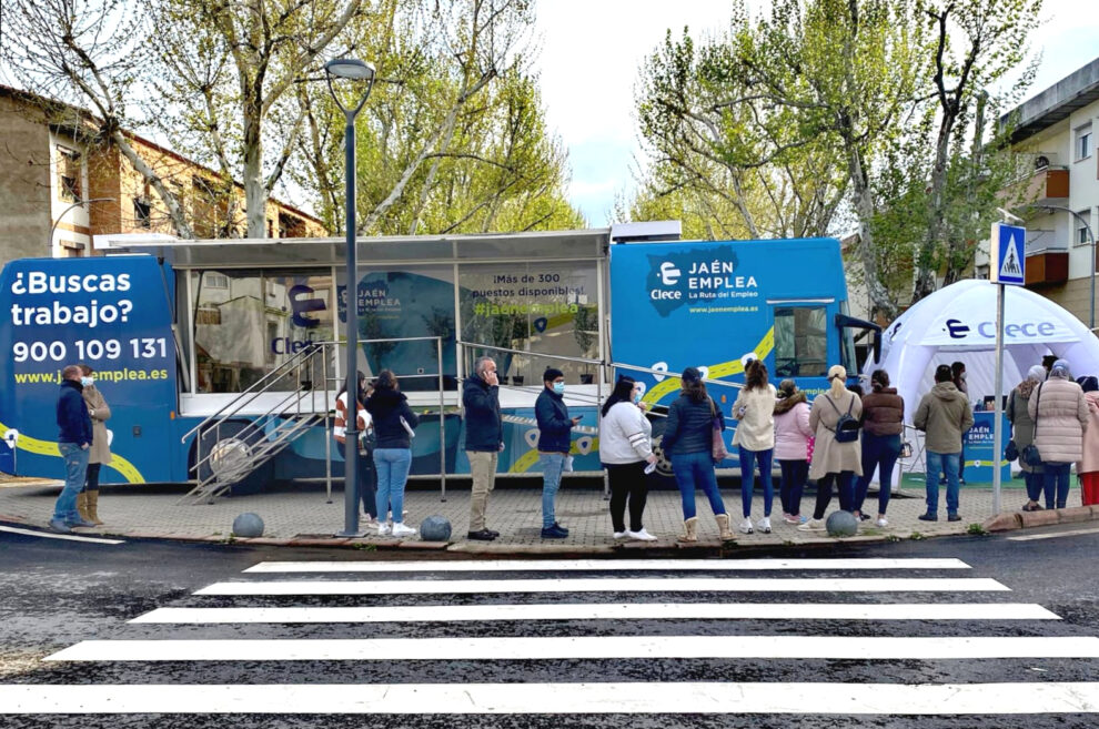 El bus de Jaén Emplea durante una de las jornadas. Aunque las entrevistas se realizan con cita previa, «cuando llega el autobús se corre la voz por el pueblo» y mucha gente se acerca espontáneamente.