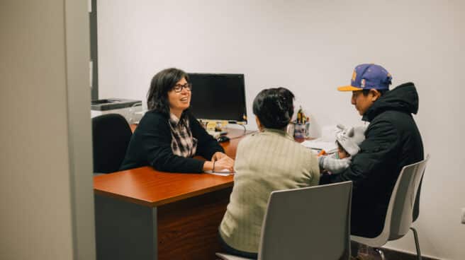 Mayte Celeiro conversa con una familia en la sede de Arela, entidad colaboradora de CaixaProinfancia en Vigo. CaixaProinfancia: educación para romper el círculo de la pobreza heredada. Un informe auspiciado por el programa de Fundación “La Caixa” y la Universidad Ramon Lull concluye que la pandemia ha agravado las condiciones de vida de los niños y jóvenes en riesgo de exclusión.