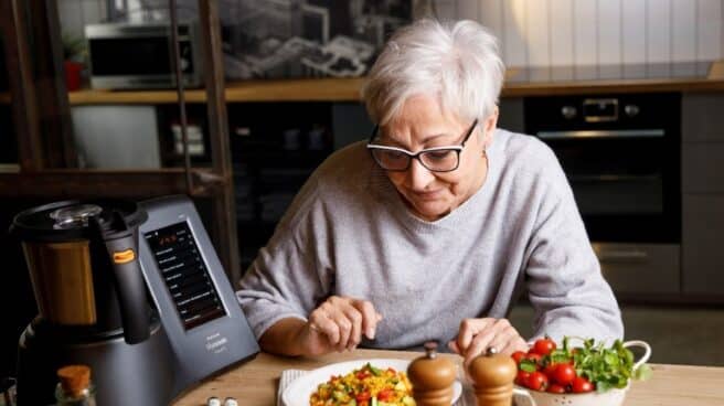 Mujer con pelo blanco junto robot de cocina Taurus