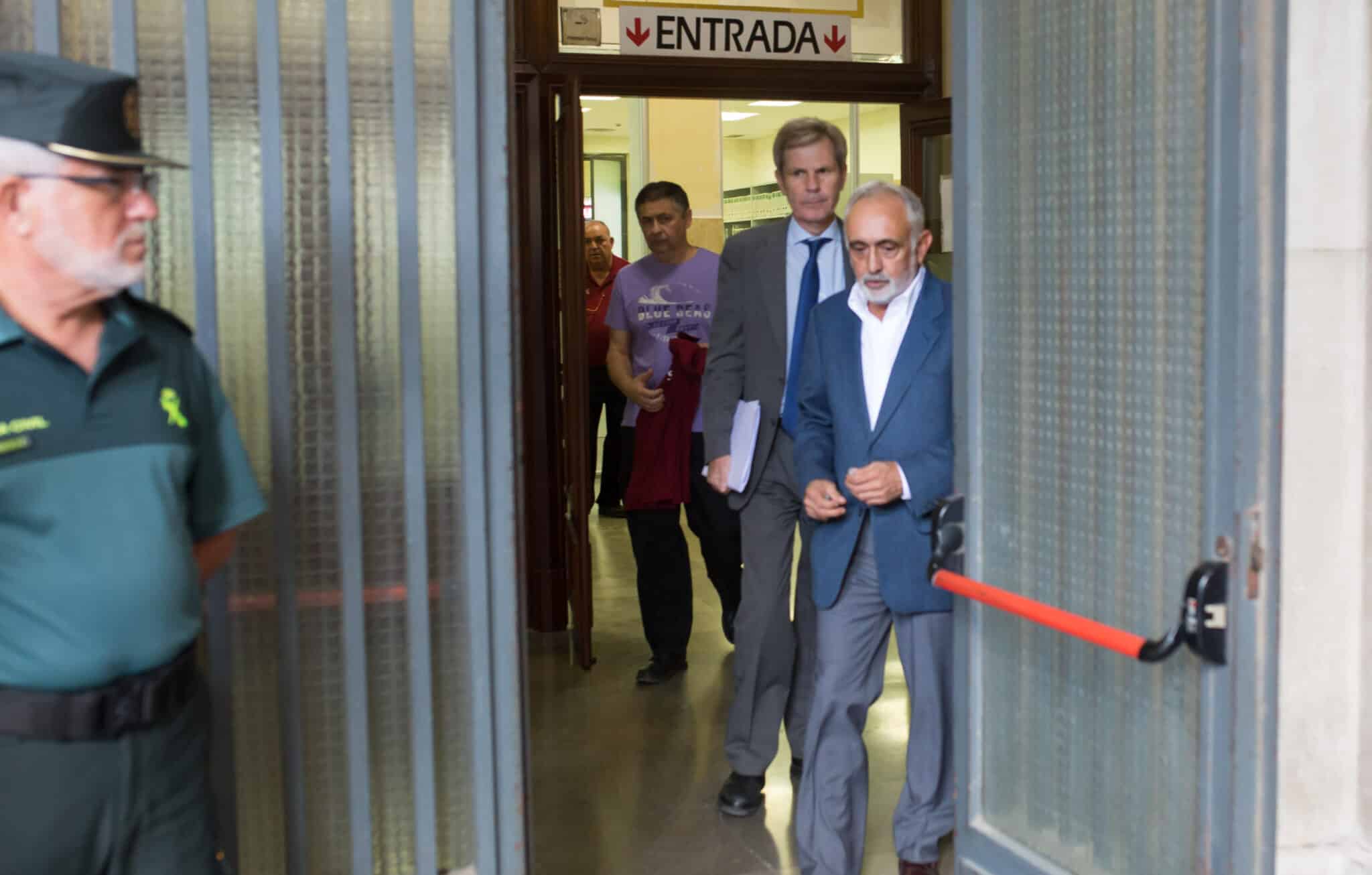 El ex director de la extinta Faffe, Fernando Villén, saliendo de los juzgados de Sevilla.