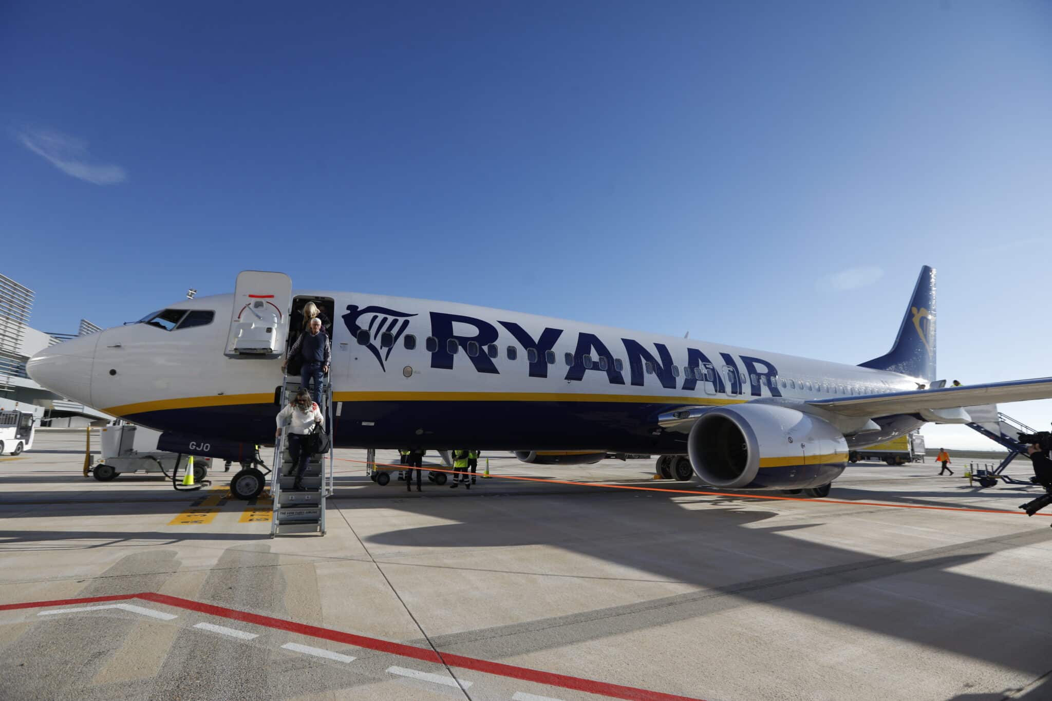 Una avión de Ryanair en la pista de un aeropuerto.