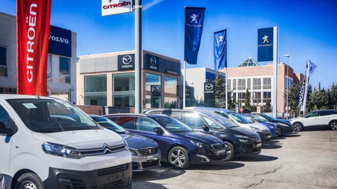 Recursos de automoción Imagen de varios coches aparcados a la entrada de concesionarios en Madrid.